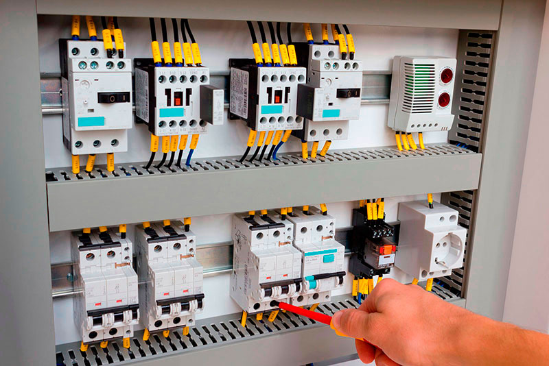 Quadro elétrico organizado para ponto de carregamento residencial